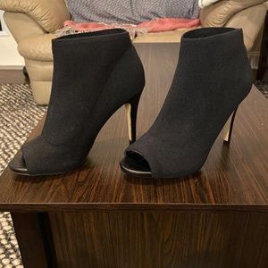 Peep toe stretchy top black heels